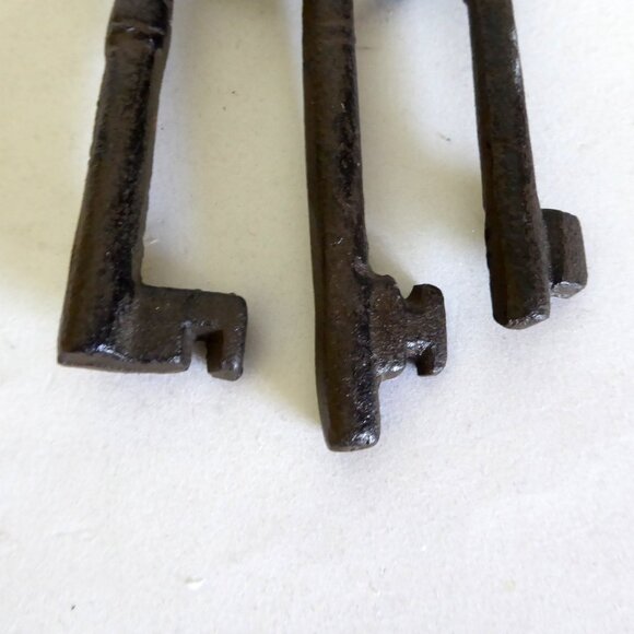 3 CAST IRON RUSTIC ANTIQUE JAIL CHURCH SKELETON KEY RING PROP (NEW) - Picture 3 of 6